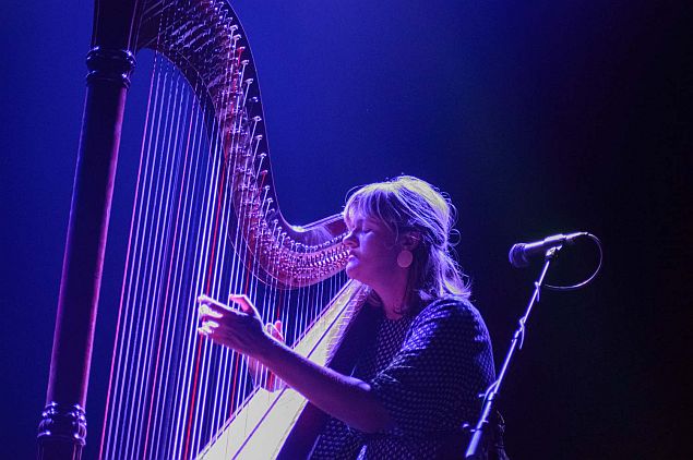 Ve spleti harfy, na pláni cella: Mary Lattimore, Julia Kent