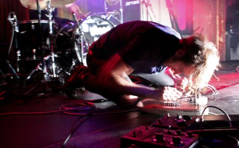 A Place to Bury Strangers: Aspoň na chvilku bejt jeho holka